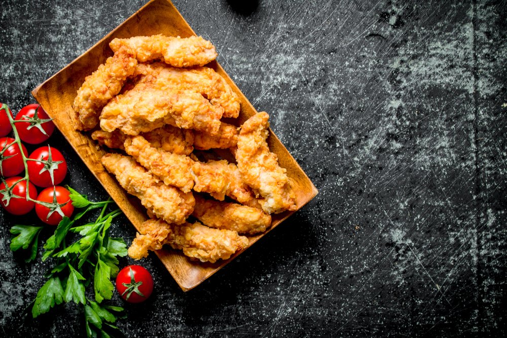 Chicken strips with parsley and cherry tomatoes.